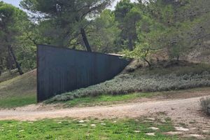 [Richard Serra][0], _Aix_ (2008). Château La Coste, Provence, France. Photo: Georges Armaos.

[0]: https://ocula.com/artists/richard-serra/
